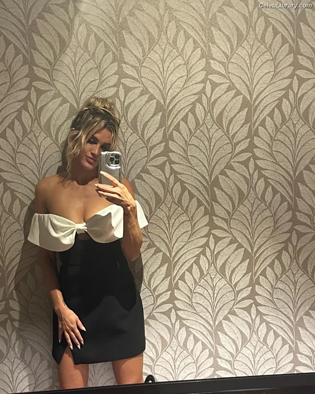 Ashley Roberts photo 1 of 944