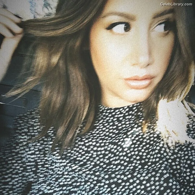 Ashley Tisdale photo 1 of 339