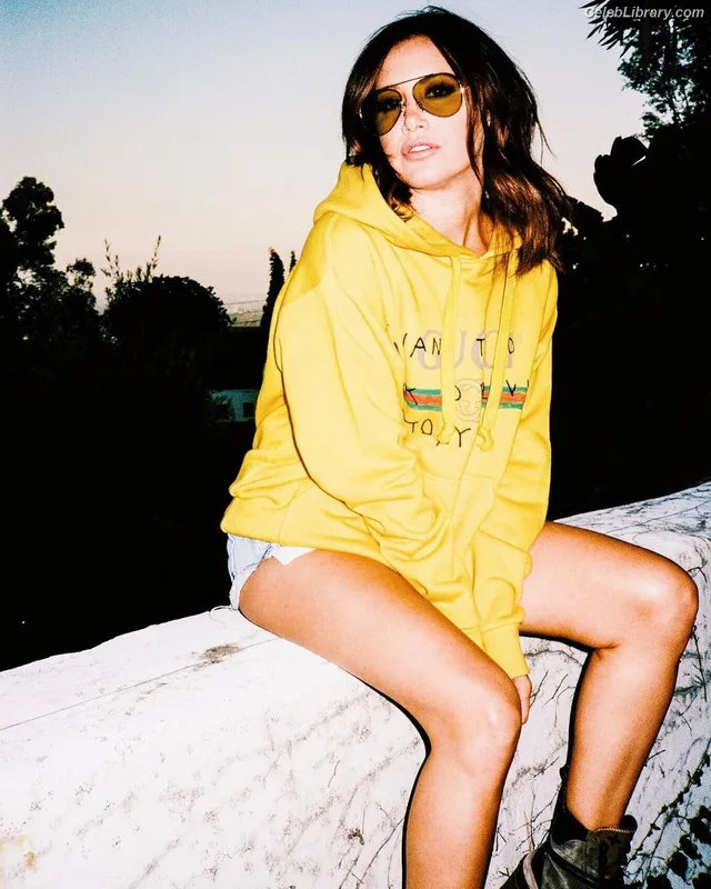 Ashley Tisdale photo 2 of 339