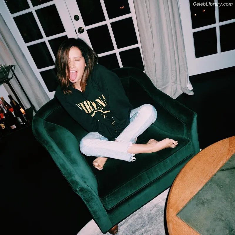 Ashley Tisdale photo 4 of 339
