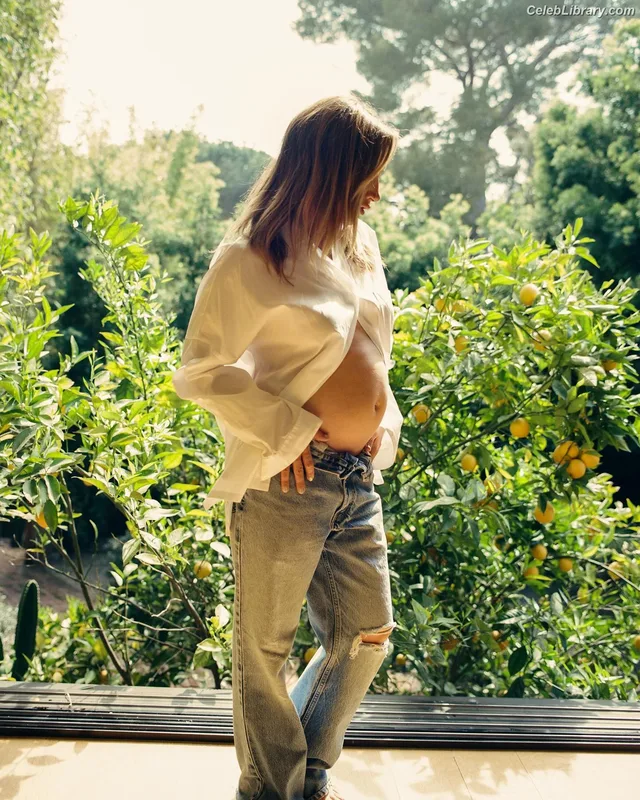 Ashley Tisdale photo 5 of 339