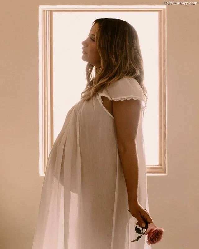 Ashley Tisdale photo 2 of 339