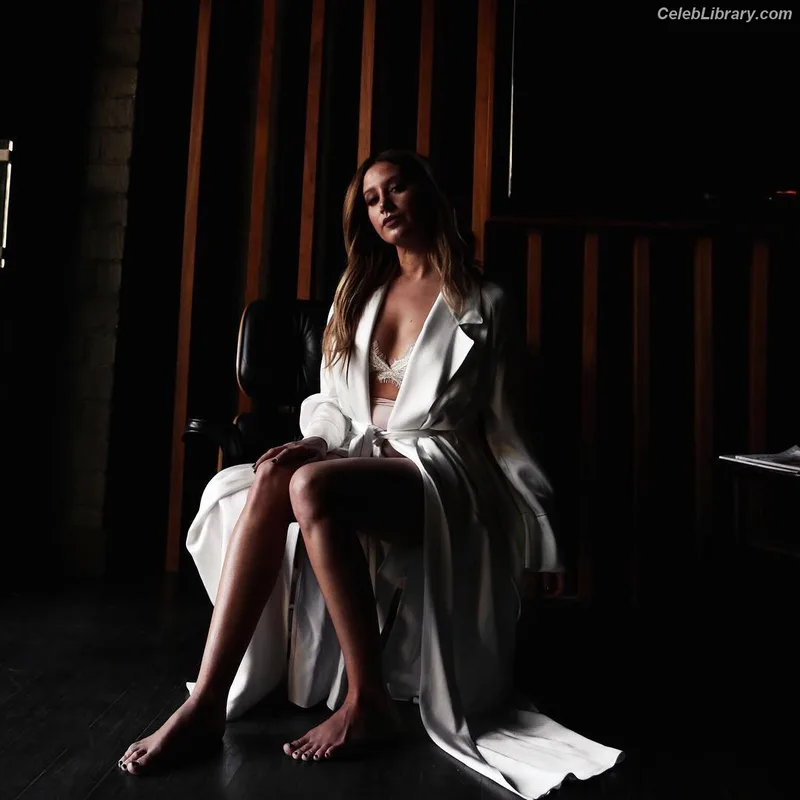 Ashley Tisdale photo 3 of 339