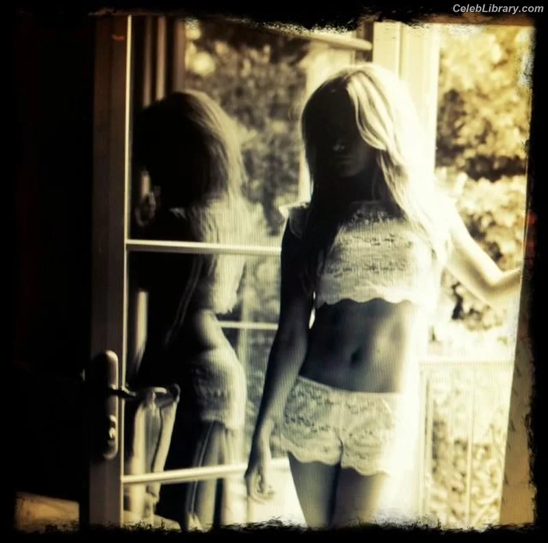 Ashley Tisdale photo 24 of 339