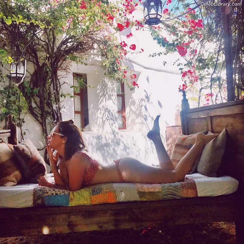 Ashley Tisdale photo 2 of 339