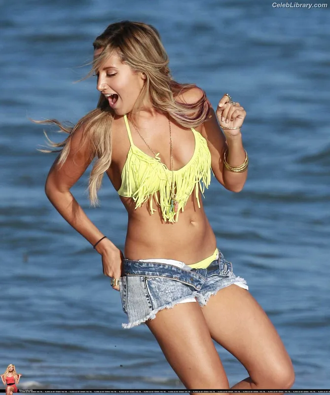 Ashley Tisdale photo 3 of 339