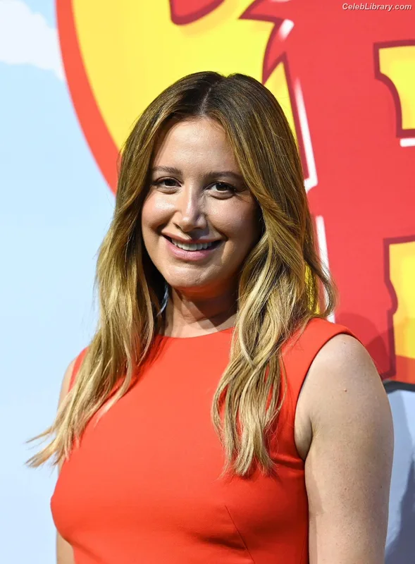 Ashley Tisdale photo 4 of 339