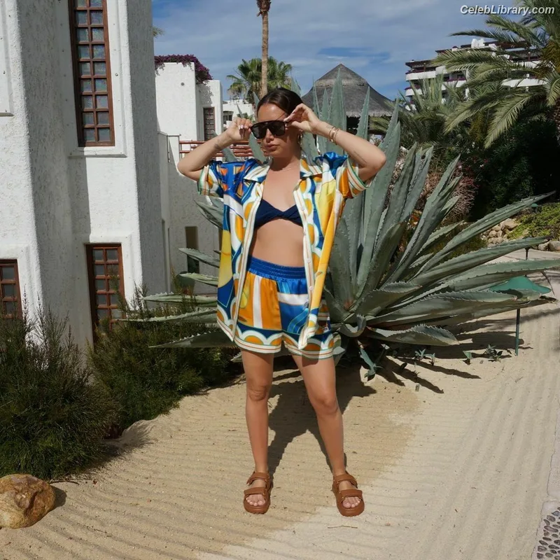 Ashley Tisdale photo 1 of 339