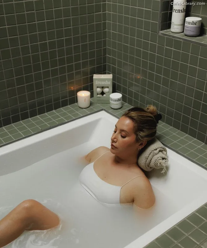 Ashley Tisdale photo 17 of 339