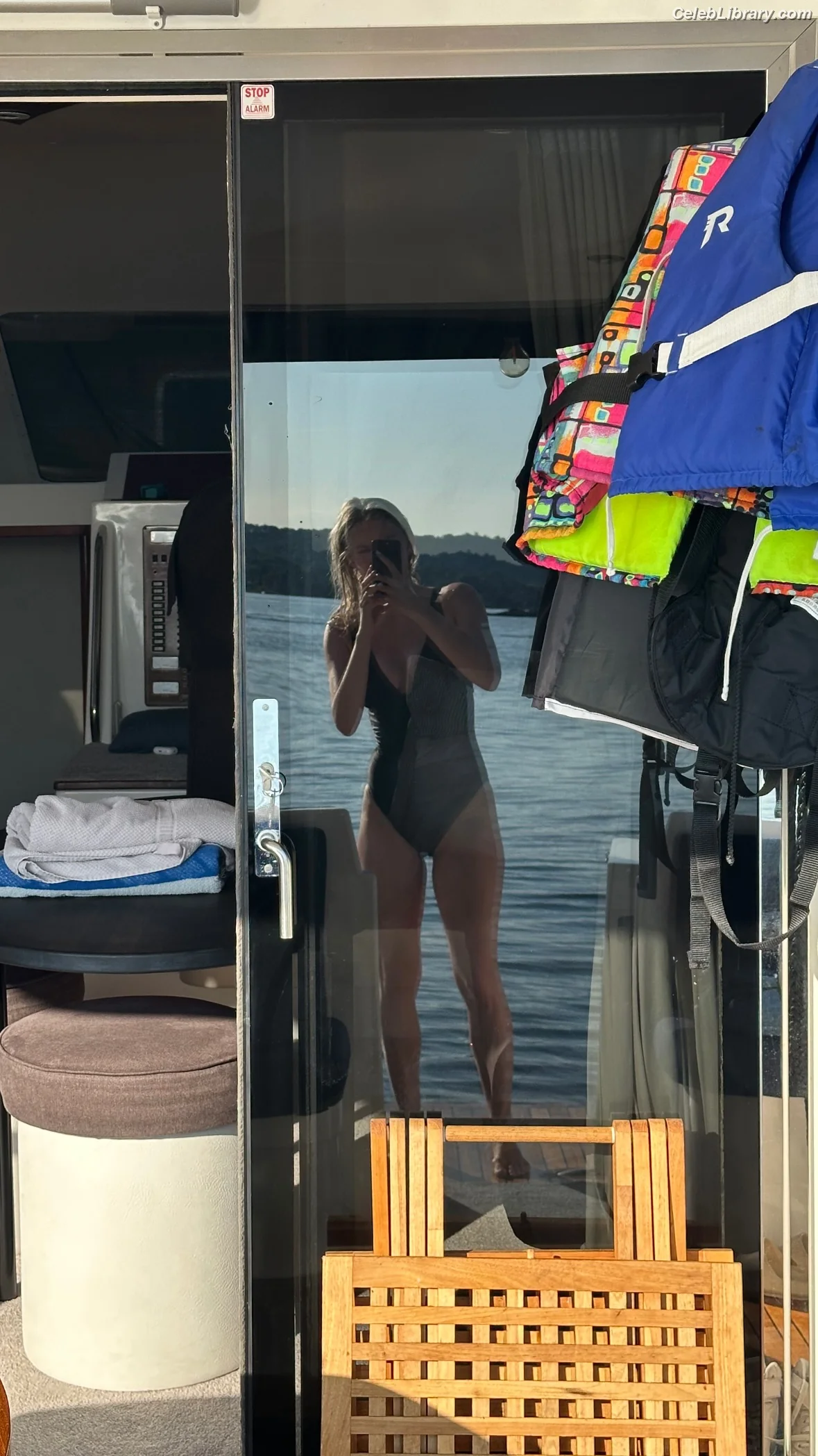 Astrid S photo 24 of 25