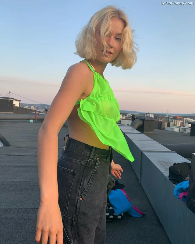 Astrid S photo 2 of 26