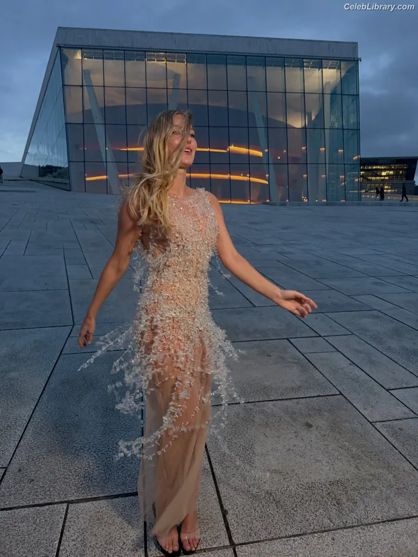 Astrid S photo 5 of 26