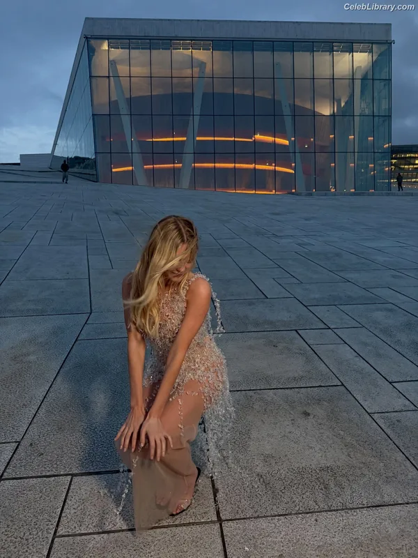 Astrid S photo 7 of 26