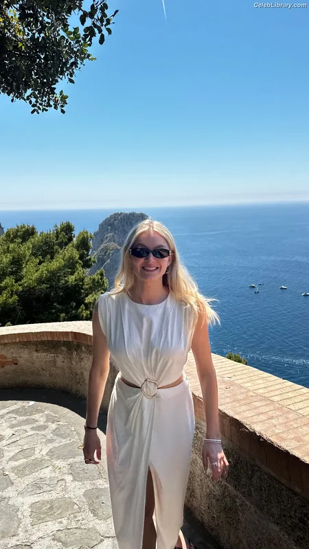 Astrid S photo 11 of 26