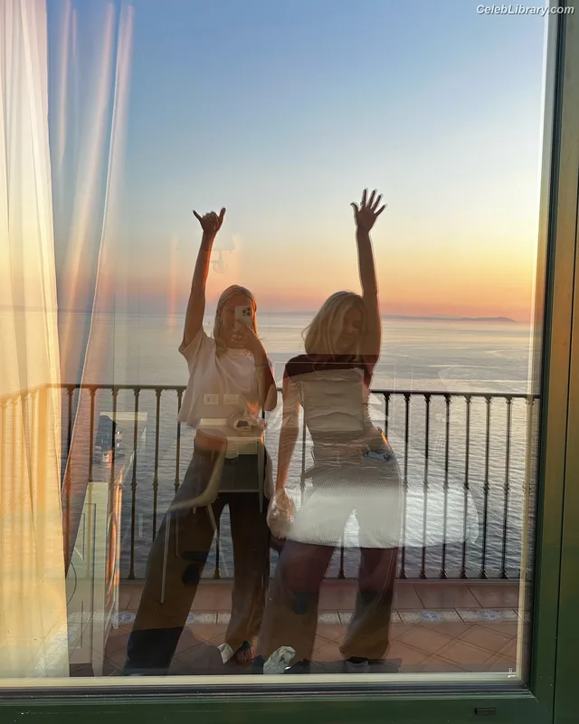 Astrid S photo 13 of 26
