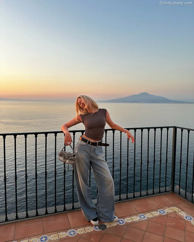 Astrid S photo 17 of 26