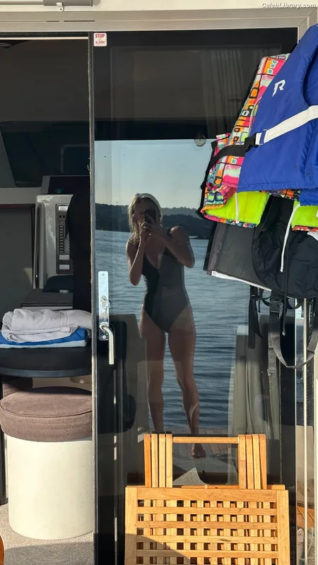 Astrid S photo 24 of 26