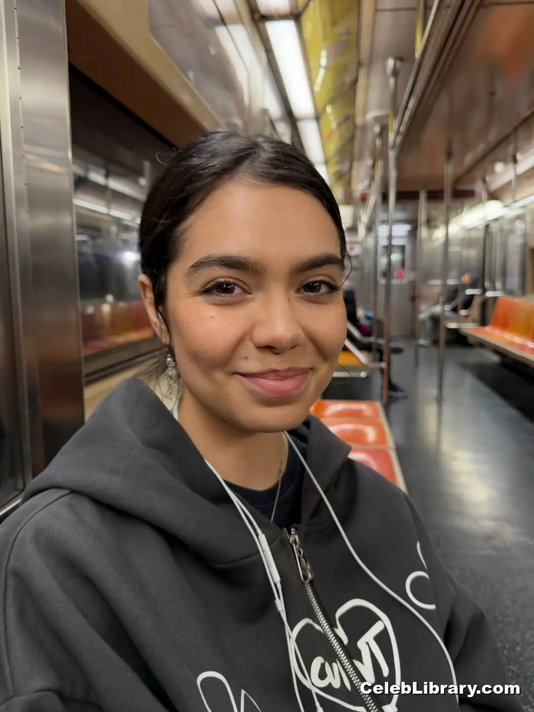 Auli'i Cravalho photo 2 of 422