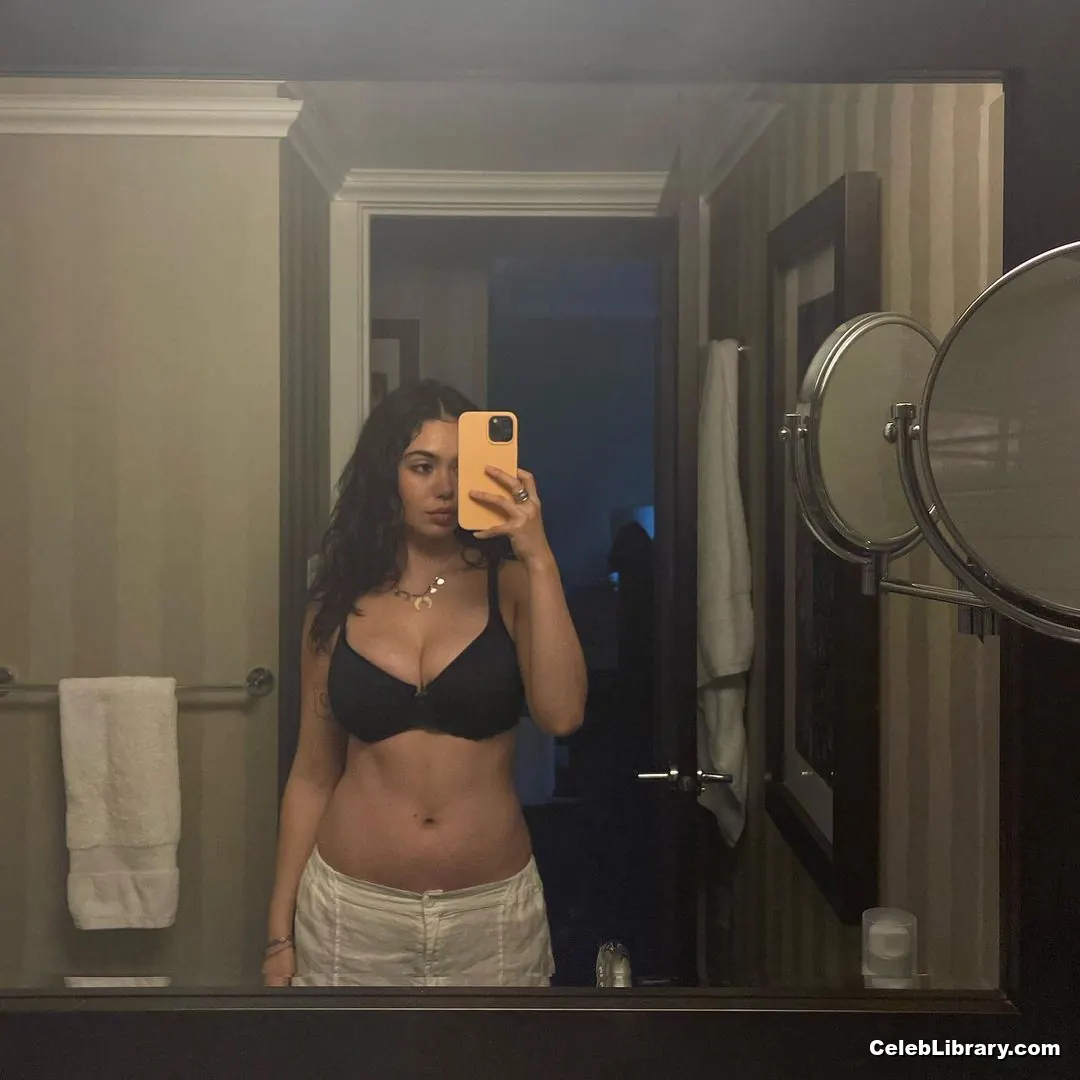 Auli'i Cravalho photo 1 of 422