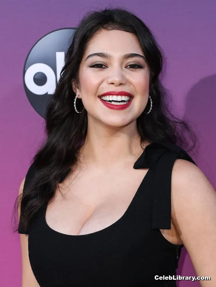 Auli'i Cravalho photo 15 of 422