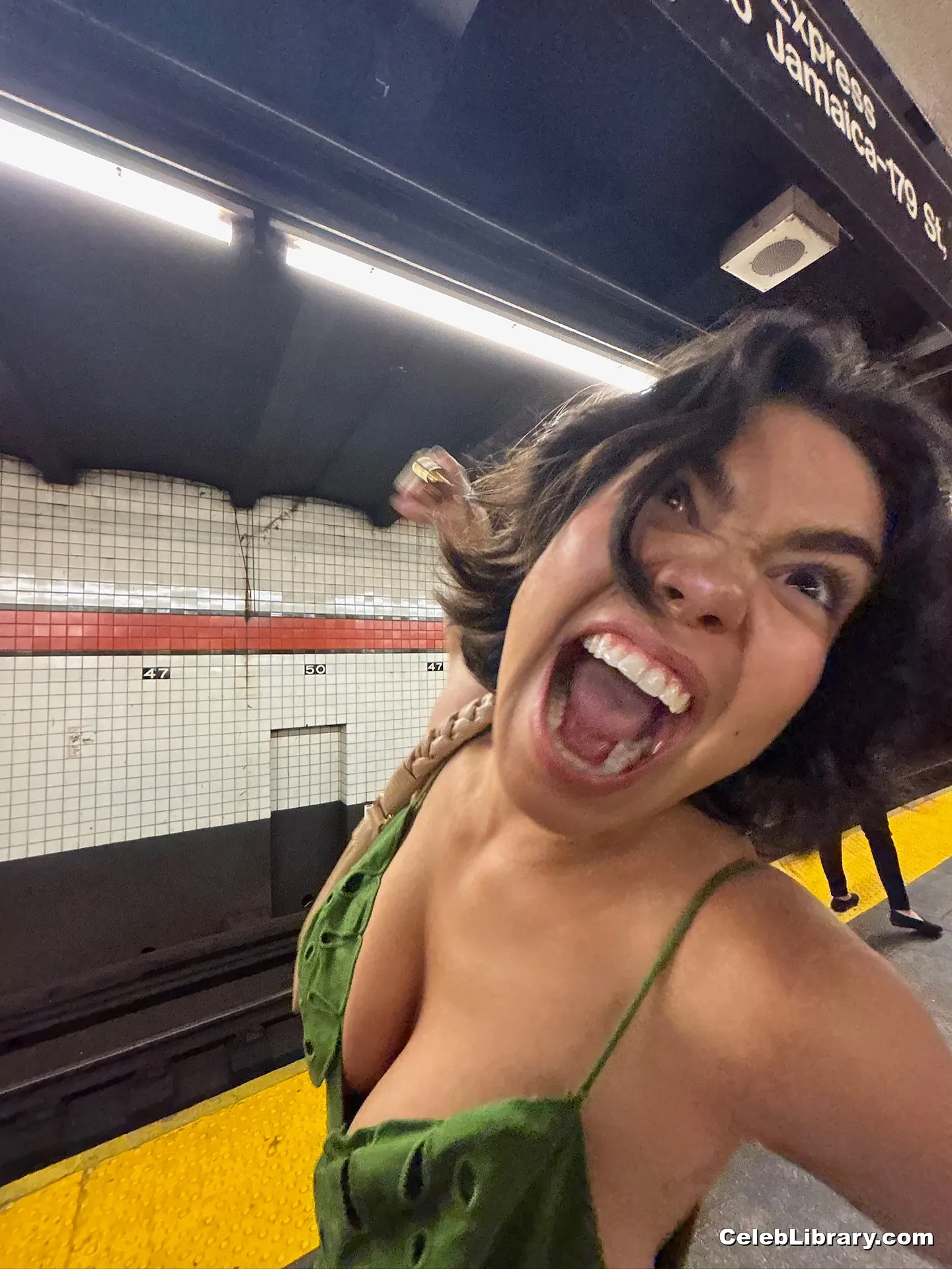 Auli'i Cravalho photo 11 of 422