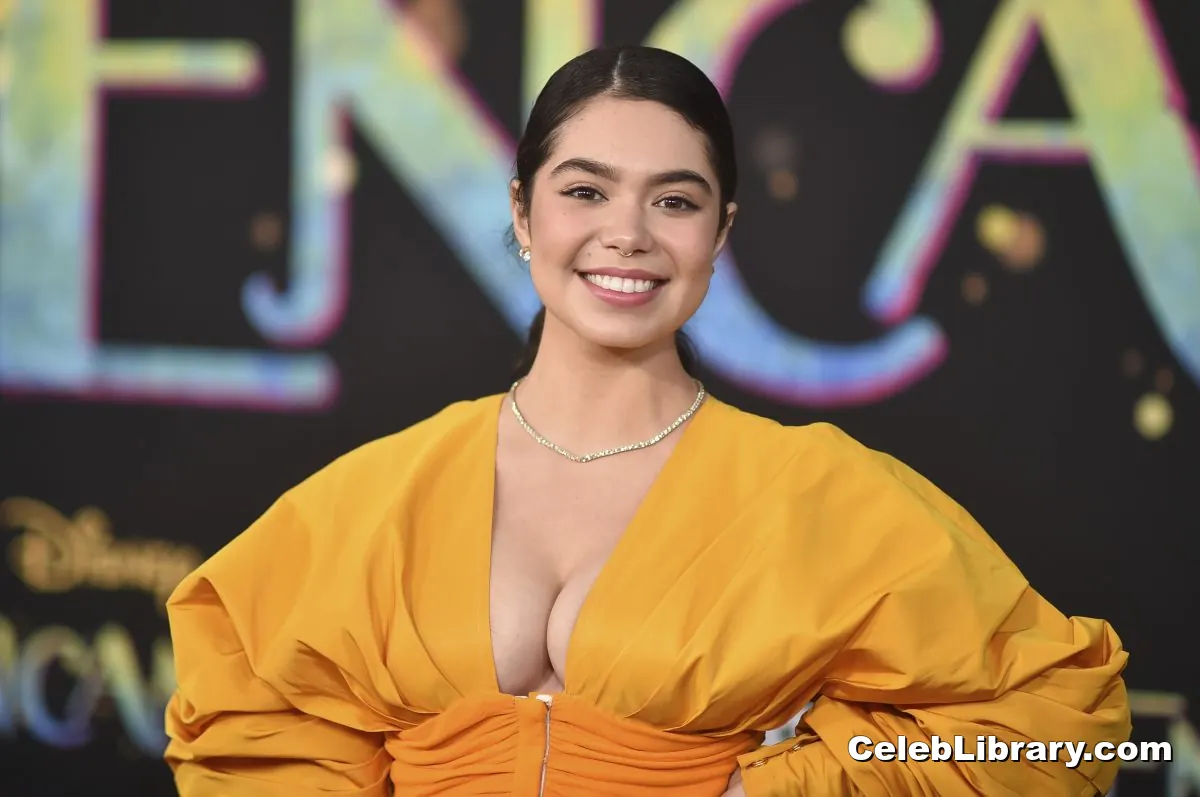 Auli'i Cravalho photo 22 of 422