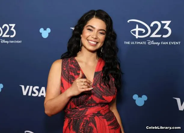 Auli'i Cravalho photo 14 of 422