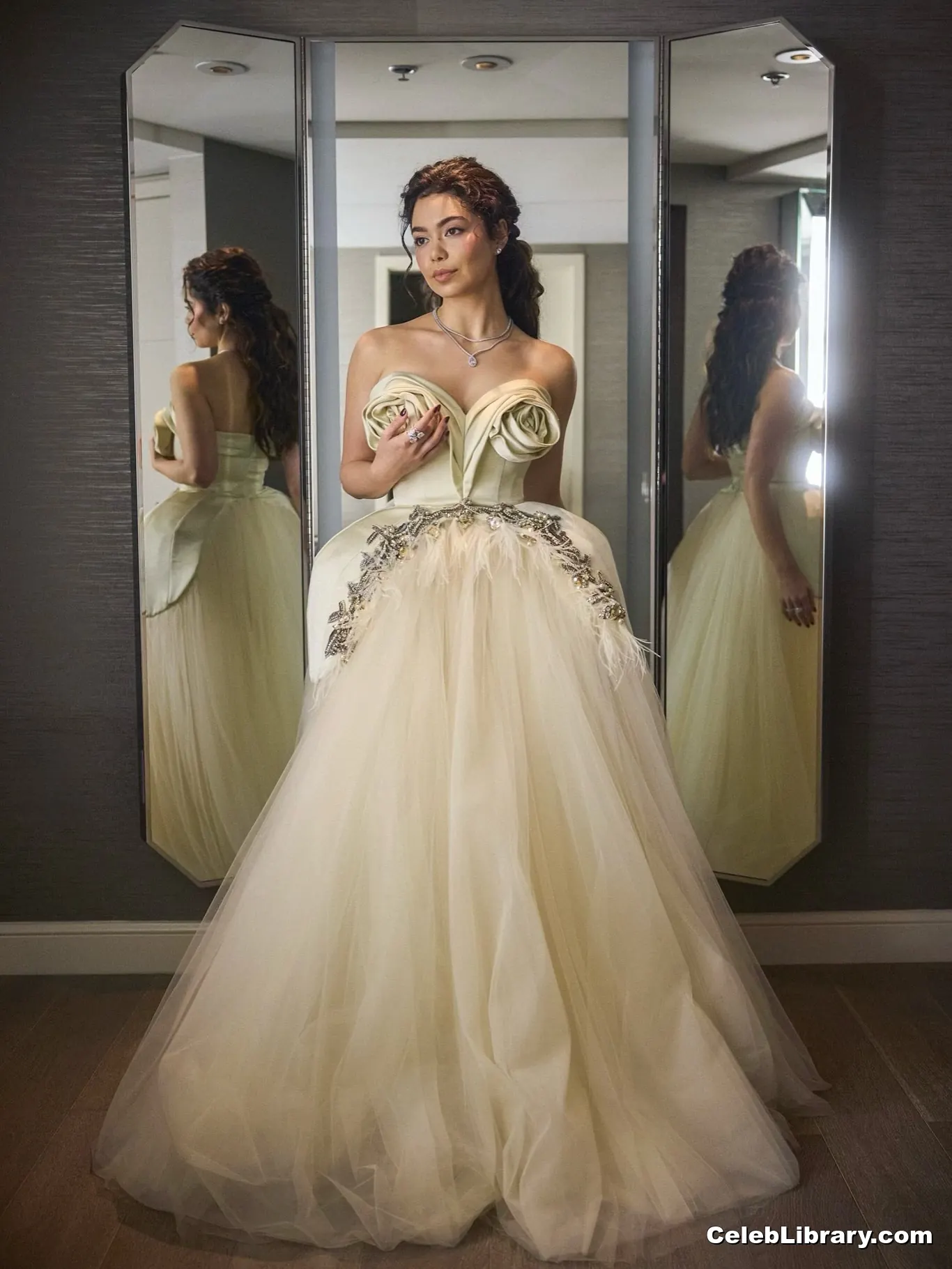 Auli'i Cravalho photo 17 of 422