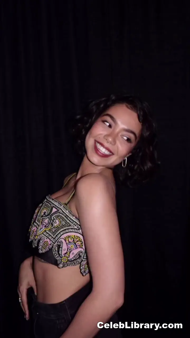 Auli'i Cravalho photo 14 of 422