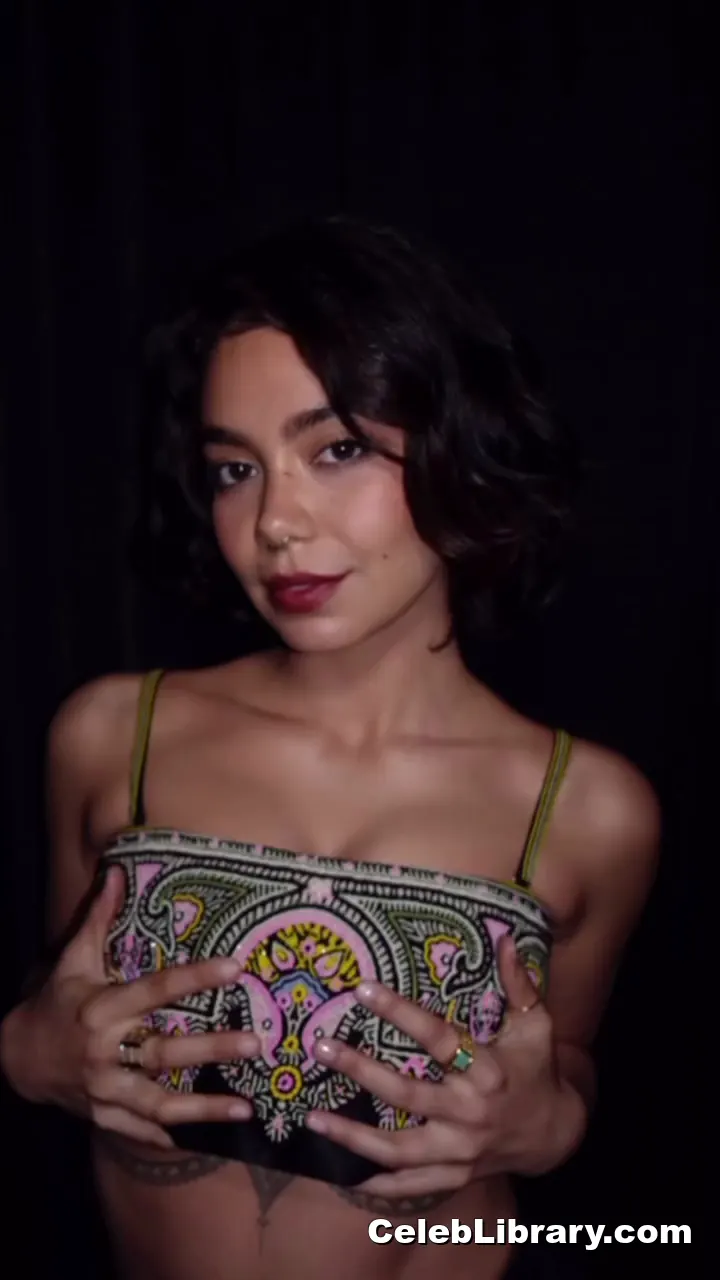 Auli'i Cravalho photo 17 of 422