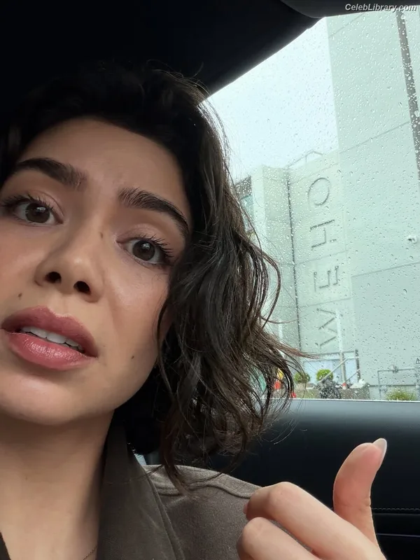 Auli'i Cravalho photo 20 of 423