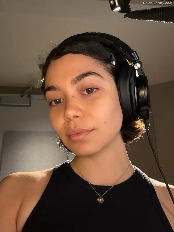 Auli'i Cravalho photo 23 of 423