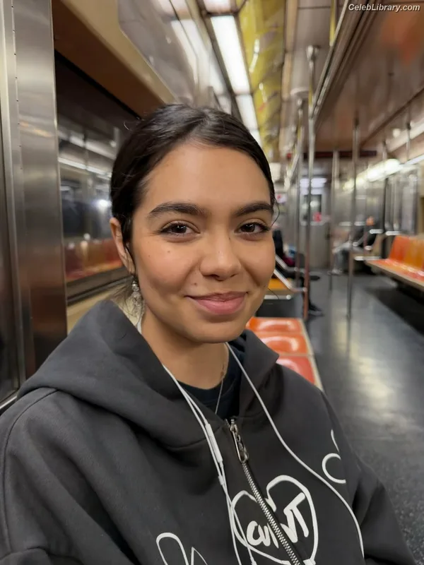 Auli'i Cravalho photo 2 of 423