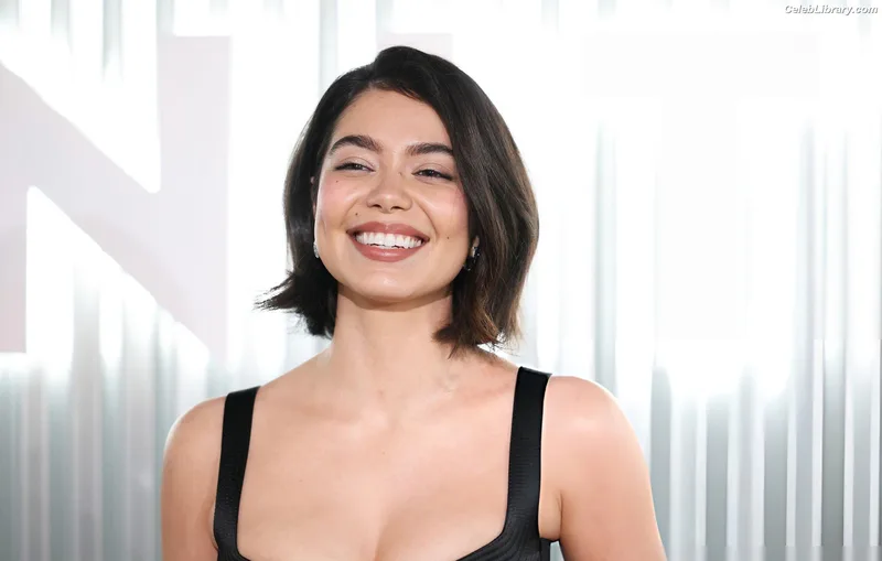 Auli'i Cravalho photo 17 of 423