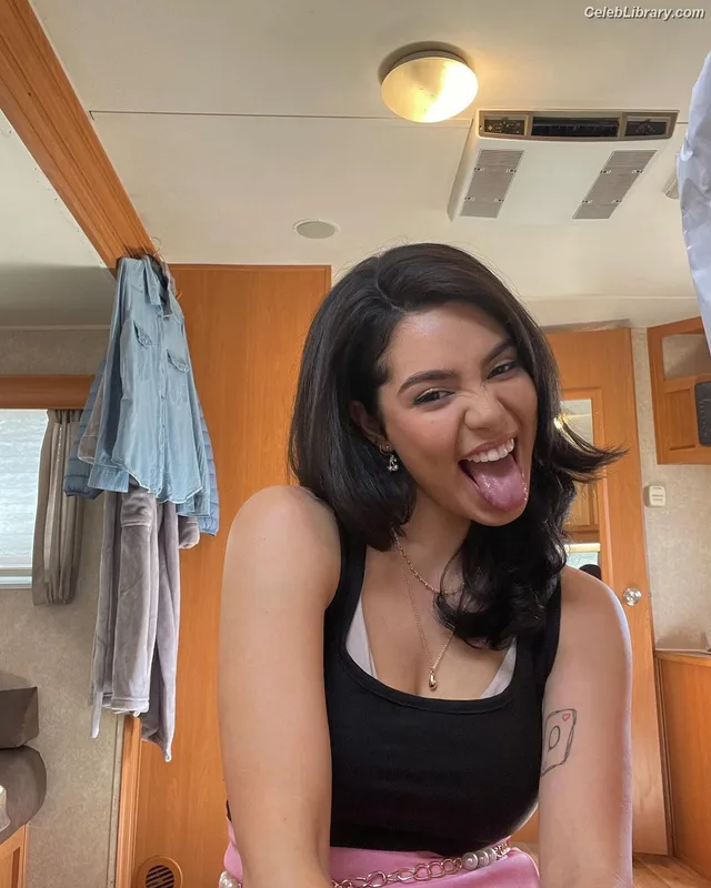 Auli'i Cravalho photo 12 of 423