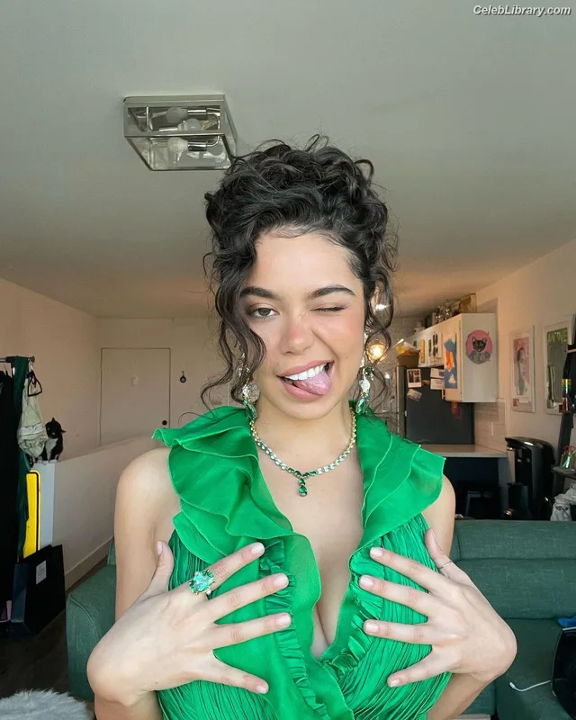 Auli'i Cravalho photo 17 of 423