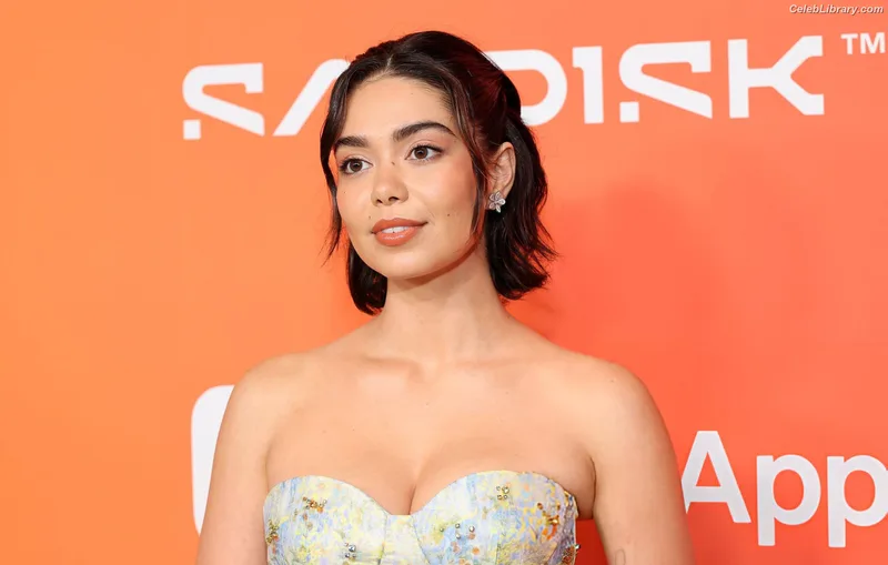 Auli'i Cravalho photo 24 of 423