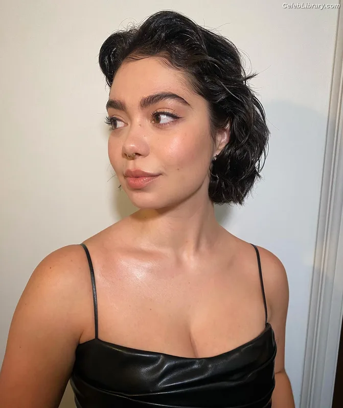 Auli'i Cravalho photo 17 of 423