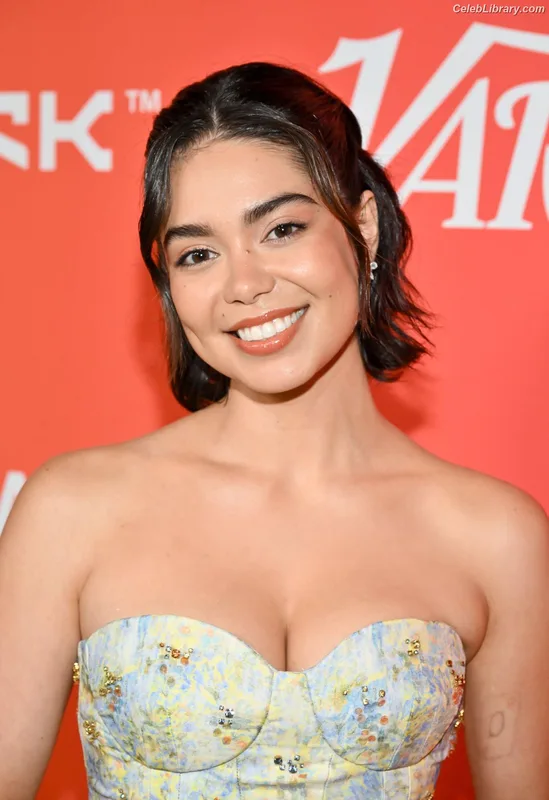 Auli'i Cravalho photo 19 of 423