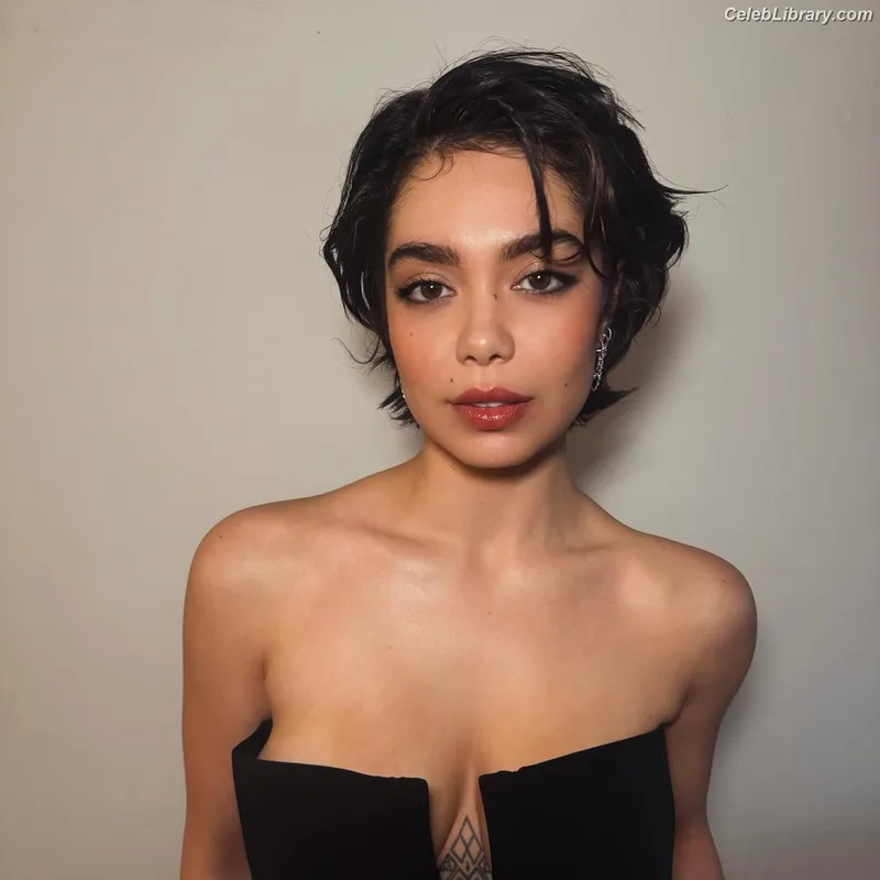 Auli'i Cravalho photo 1 of 423