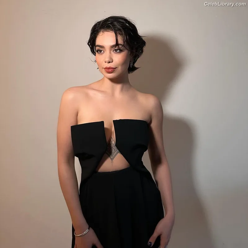 Auli'i Cravalho photo 2 of 423