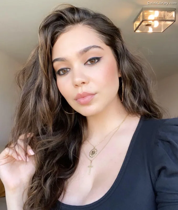 Auli'i Cravalho photo 5 of 423
