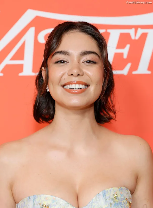 Auli'i Cravalho photo 15 of 423