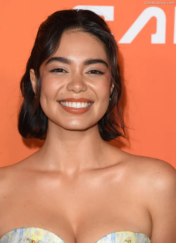Auli'i Cravalho photo 23 of 423