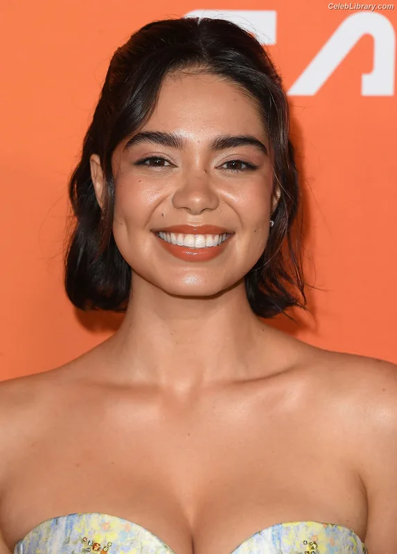 Auli'i Cravalho photo 2 of 423