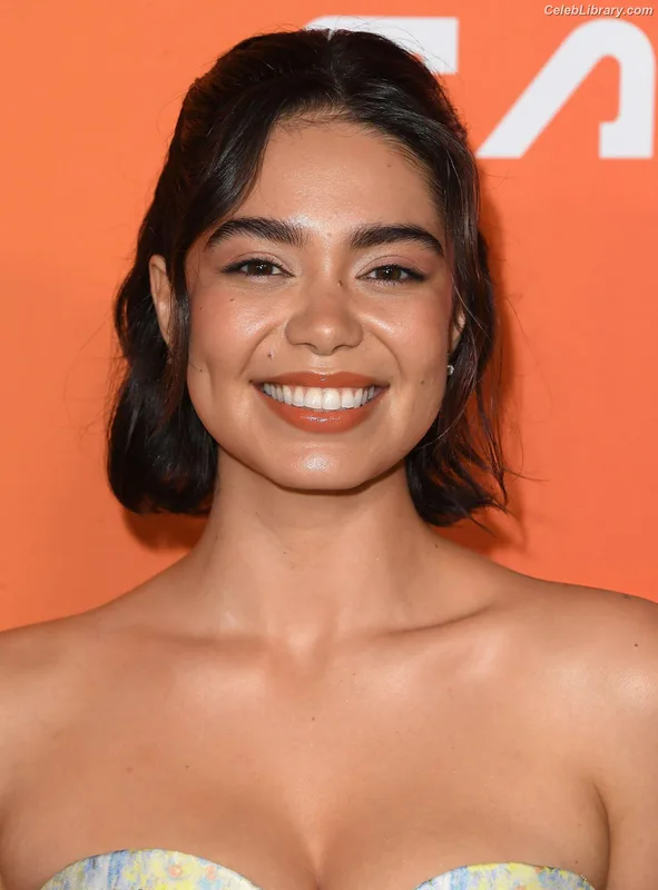Auli'i Cravalho photo 14 of 423