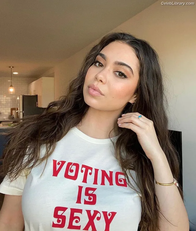 Auli'i Cravalho photo 19 of 423