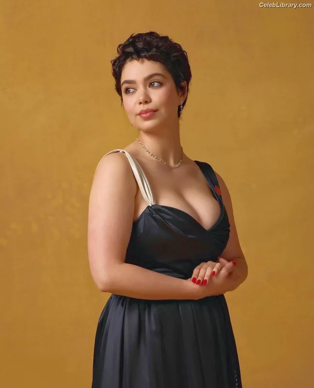 Auli'i Cravalho photo 1 of 423