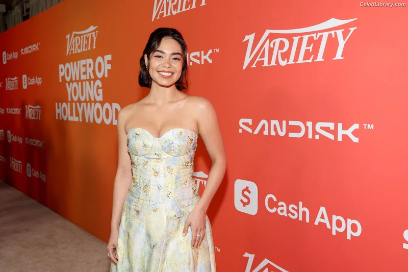 Auli'i Cravalho photo 16 of 423