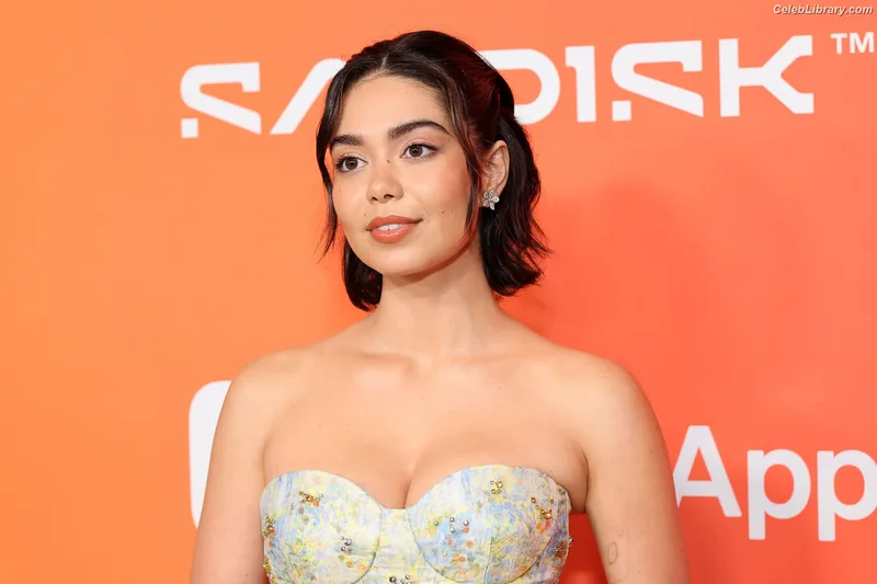 Auli'i Cravalho photo 17 of 423
